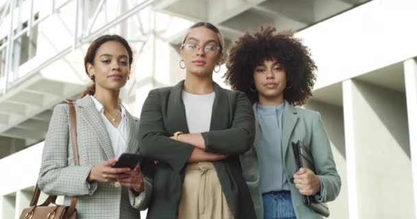 Urban Portret Grup Femei Afaceri Brațe Încrucișate Diversitate Muncă Echipă — Videoclip de stoc