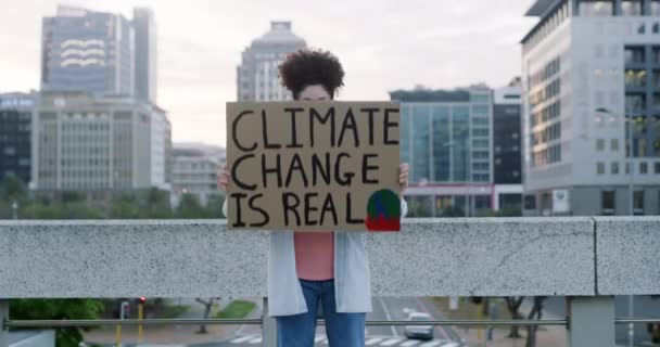 广告牌和在城市举行的地球日抗议活动 在户外游行中拯救了地球或气候变化 带有纸板海报 标语牌或全球变暖标志的女性人物或活动家的肖像 — 图库视频影像