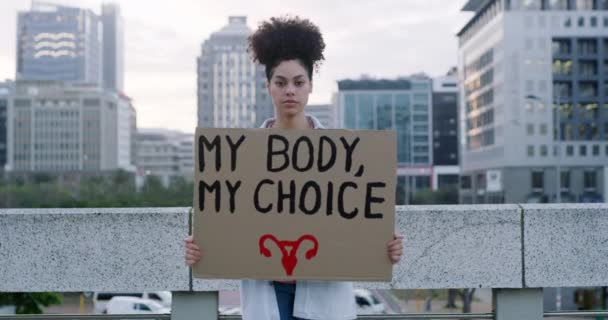 城市中的妇女 招贴画和抗议 要求赋予权力 人权或支持堕胎 带有硬纸板标牌或选择或平等签名的女性个人或活动家的肖像 — 图库视频影像