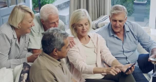 Senior Gruppe Telefon Med Kommunikation Sofaen Til Sociale Medier Limning – Stock-video