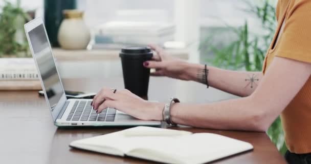 Ordenador Portátil Manos Mujer Negocios Bebiendo Café Mesa Oficina Escribiendo — Vídeos de Stock
