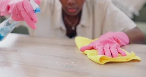 Καθαρισμός Τραπέζι Και Γάντια Της Γυναίκας Στο Σπίτι Πανί Για — Αρχείο Βίντεο