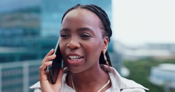 Schwarze Frau Telefongespräch Und Geschäftsgespräch Der Stadt Auf Dem Balkon — Stockvideo