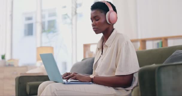 Femme Africaine Ordinateur Portable Écouteurs Sur Canapé Pour Travail Distance — Video