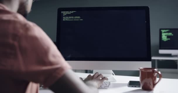 Кодирование Экран Компьютера Человек Печатающий Программное Обеспечение Код Облачных Вычислений — стоковое видео