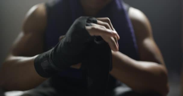 Ember Kézitáska Kickboxoláshoz Sportoláshoz Tornaterem Öltözőjében Sportoló Közelkép Mma Edzésen — Stock videók