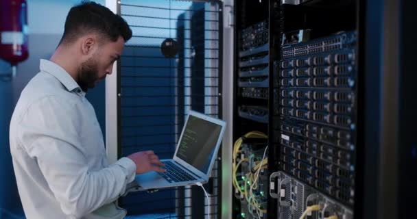 Человек Ноутбук Кодирование Серверной Комнате Программированием Кибербезопасностью Обновлением Системы Информационных — стоковое видео