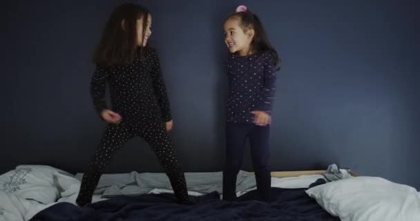 Hermanas Niños Bailan Dormitorio Jugando Divirtiéndose Juntos Casa Familiar Por — Vídeos de Stock