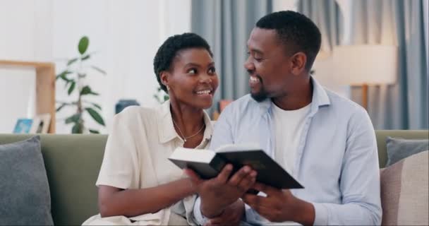 Biblia Lectura Pareja Negra Sofá Con Espiritual Adoración Conversación Hogar — Vídeos de Stock