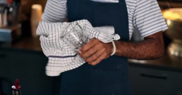 Ręce Kelner Czyszczenie Szkła Restauracji Kurz Brud Lub Bakterie Konserwacji — Wideo stockowe