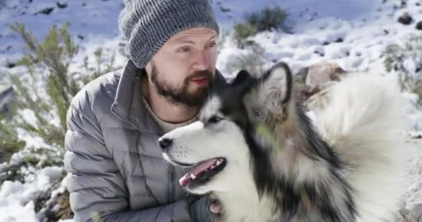 Человек Счастливый Снежный Зимой Собака Игра Горе Походы Отдых Отдых — стоковое видео