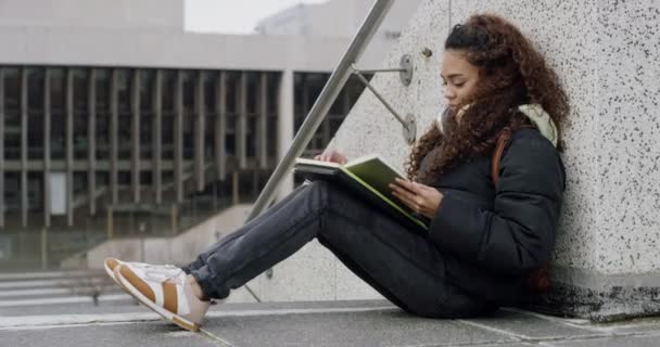 Şehir Üniversite Kadın Basamaklarda Kitap Okuyor Sabah Kampüste Sokak Kıyafetleri — Stok video
