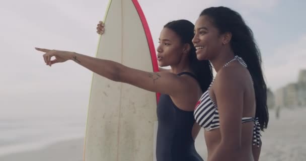 Dostlar Kumsalın Manzarasına Sörf Tahtasına Bakan Kadınlar Aşırı Spor Açık — Stok video