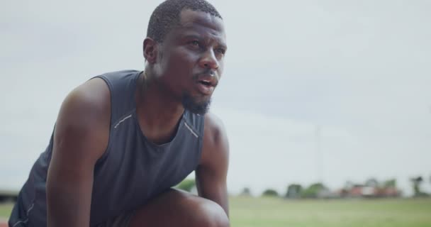 黑人男子 开始和运行健身 训练或户外运动在体育场赛道上的比赛 准备参加奥运会比赛 短跑或马拉松赛的活跃的非洲男子或运动员的脸 — 图库视频影像