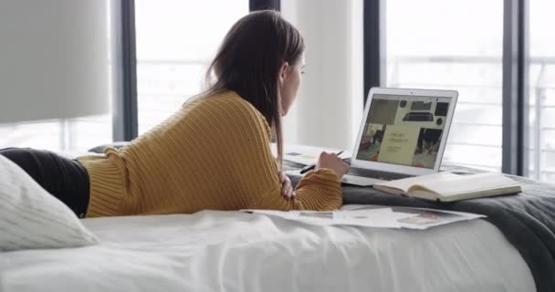 Mujer Estudiante Estudiando Portátil Dormitorio Tecnología Conexión Internet Para Sitio — Vídeos de Stock
