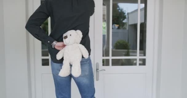 Teddybjörn Och Överraskning Vid Dörren Pojkvän Och Väntar Flickvän Hemma — Stockvideo