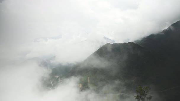 Drone Βουνό Και Σύννεφα Δέντρα Στην Ύπαιθρο Για Ταξιδιωτικό Προορισμό — Αρχείο Βίντεο