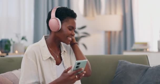 Femme Africaine Écouteurs Téléphone Sur Canapé Musique Heureux Pour Abonnement — Video