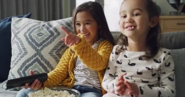 Tittar Äter Popcorn Och Roliga Ungar Tillsammans Vardagsrummet Hemma Hos — Stockvideo