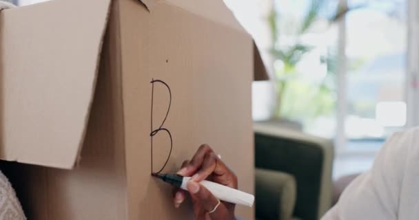 Dłonie Osoba Pisanie Pudełku Nowy Dom Poruszanie Się Markerem Przypomnieniem — Wideo stockowe
