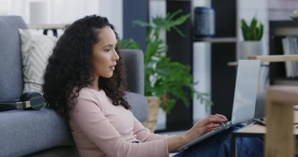 Laptop Digitação Mulher Feliz Lounge Para Trabalho Remoto Escrevendo Mail — Vídeo de Stock