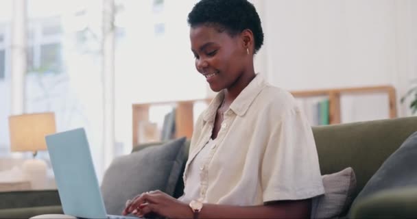 タイピング ソーシャルメディア管理で自宅からリモートワークのためのアフリカの女性 ラップトップ ソファー フリーランスの労働者 コンピュータ アイデア コンテンツ作成 Webブログの執筆 — ストック動画