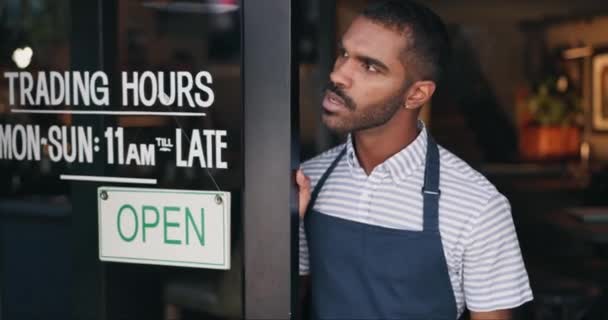 Homme Propriétaire Entreprise Inquiet Restaurant Avec Panneau Fermé Recherche Vérifier — Video