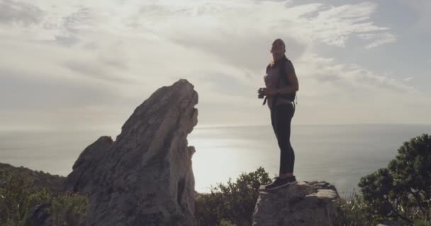 Turistika Skály Nebo Žena Při Pohledu Horolezectví Pohled Cestu Cestovní — Stock video