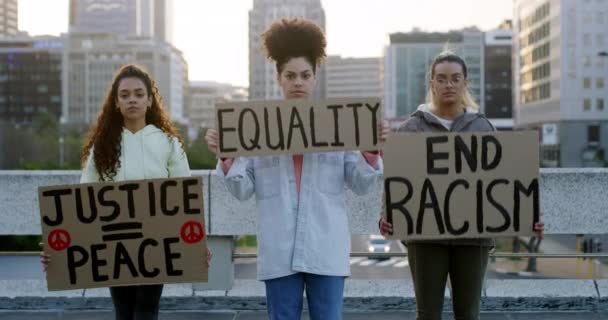 在城市和平抗议人权的过程中 面对妇女 平等或种族主义抗议海报 在纸板上写着为社会变革或自由而奋斗的信息的司法 社区或人民 — 图库视频影像