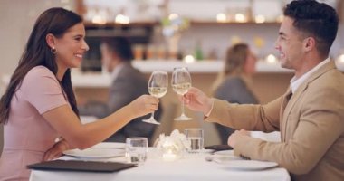 Mutlu çift, şarap eşliğinde randevu ve restoran ve güzel yemek servisleriyle romantik bir akşam. Aşkın kutlaması, kadın ve erkek lüks bir lokantada tost, içki ve bardakla rahatlar.