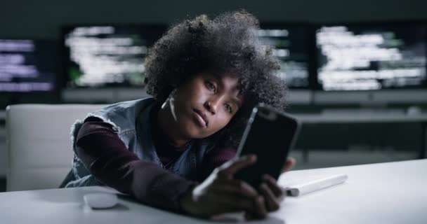 Mujer Negra Teléfono Celular Escritorio Oficina Por Noche Agotado Desplazándose — Vídeos de Stock