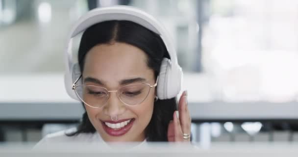 Face Laptop Untuk Musik Dengan Wanita Bisnis Mendengarkan Audio Pada — Stok Video