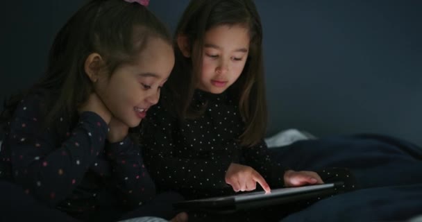 タブレット 姉妹の子供たちは ストーリーテリング 絆のために一緒に家の寝室にいます オンラインゲームのためのアパートのベッドに家族 技術と兄弟姉妹の子供 — ストック動画