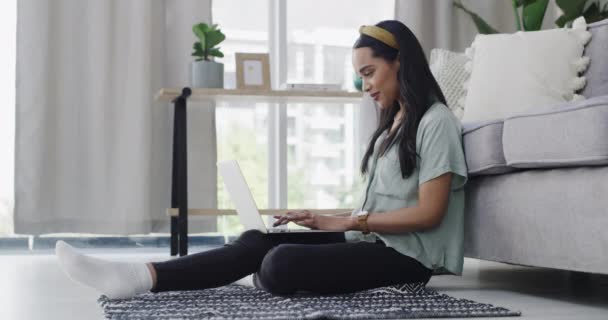 Hogar Pensamiento Mujer Suelo Laptop Mecanografía Con Planificación Resolución Problemas — Vídeos de Stock