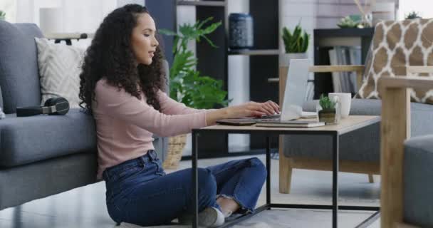 Laptop Digitação Mulher Feliz Sala Estar Para Trabalho Remoto Escrever — Vídeo de Stock