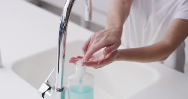 Mãos Sabão Garrafa Pessoa Banheiro Com Saúde Bem Estar Higiene — Vídeo de Stock