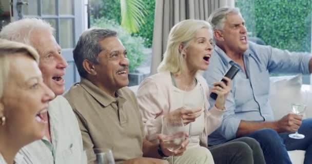 Oamenii Maturi Uită Televizor Băuturi Sport Sărbătoare Încântată Împreună Sufragerie — Videoclip de stoc