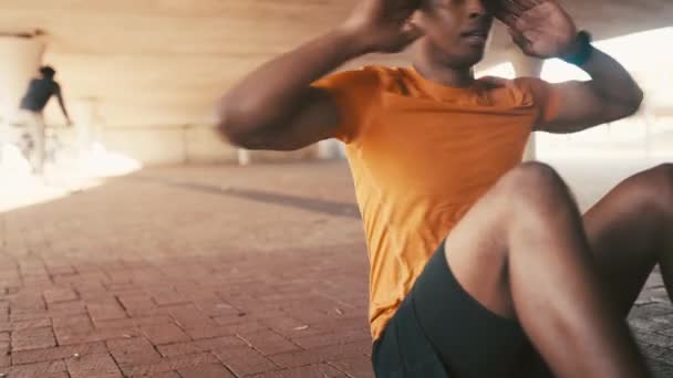 Zwarte Man Zitten Core Training Oefening Uithoudingsvermogen Met Atleet Sport — Stockvideo