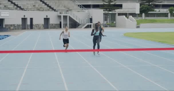 スポーツ競技 スピードチャレンジ スタジアムイベントのランニング女性 リボン 勝利レーストラック アフリカのランナー アリーナのフィニッシュライン 達成または成功のゴールでチャンピオン勝者 — ストック動画
