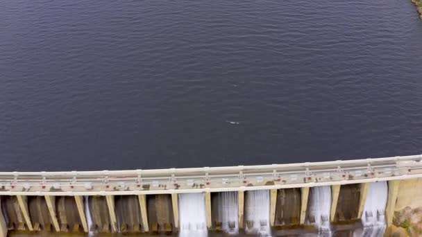 Беспилотник Плотина Вода Стеной Инфраструктура Промышленном Ландшафте Открытым Небом Природой — стоковое видео