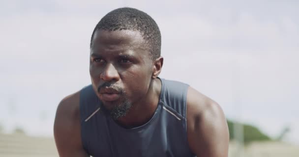 Hombre Negro Empieza Prepárate Para Correr Correr Hacer Ejercicio Aire — Vídeo de stock