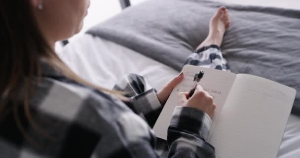 Kobieta Książki Pisania Pomysłów Lub Planowania Sypialni Notatki Relaks Łóżku — Wideo stockowe