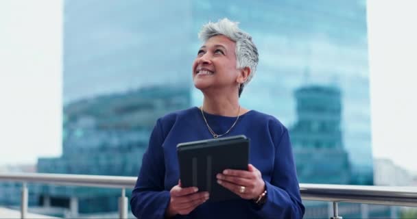 Tablette Pensée Heureuse Femme Affaires Senior Sur Balcon Riant Des — Video
