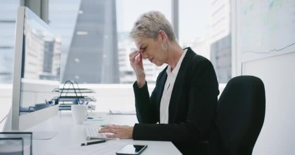 비즈니스 실패에 컴퓨터에 스트레스 보고서 마감일 출산을 사무실 책상에서 피곤하거나 — 비디오