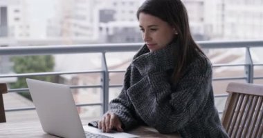 Kadın, balkon, dizüstü bilgisayar, internet sitesi için teknoloji ve internet bağlantısı. Kadın kişi, çatı katı ve çevrimiçi araştırma veya gezinme, bilgi ve apartman terasına e-posta yazma.