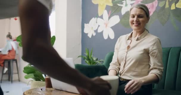 Cafe Kunde Tjener Med Service Kaffe Til Kvinde Med Lykke – Stock-video