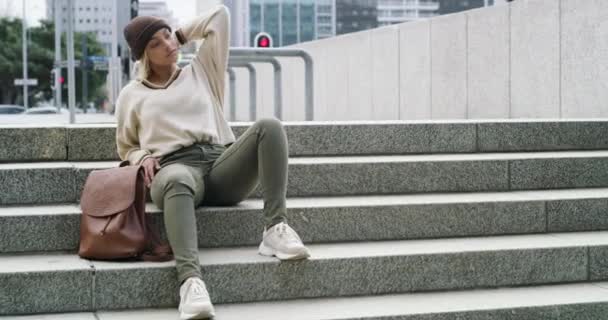 캠퍼스에 Streetwear와 계단에 여자의 초상화 콘크리트 단계와 스타일로 거리에서 — 비디오