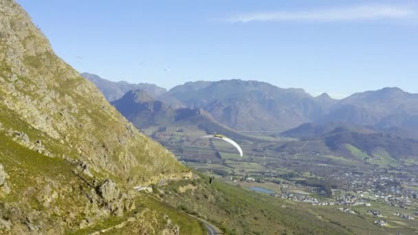Drone Osoba Paralotniarz Góry Przyrodzie Sporty Ekstremalne Lub Przygoda Lecie — Wideo stockowe