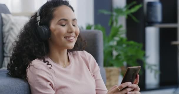 Wanita Mendengarkan Musik Dan Ponsel Rumah Bahagia Dan Ceria Dengan — Stok Video