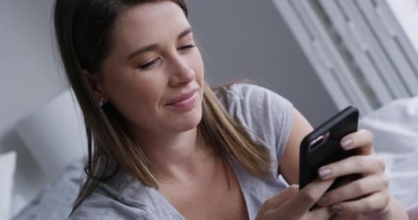 Téléphone Portable Sourire Jeune Femme Sur Réseau Lit Sur Les — Video